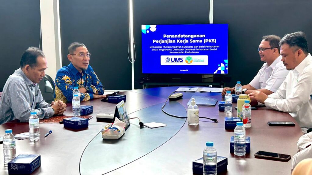 Universitas Muhammadiyah Surakarta (UMS) menjajaki peluang kerja sama dengan Balai Perhutanan Sosial Yogyakarta guna memperkuat pemberdayaan masyarakat sekaligus mendukung pelestarian lingkungan melalui pengelolaan hutan berkelanjutan.