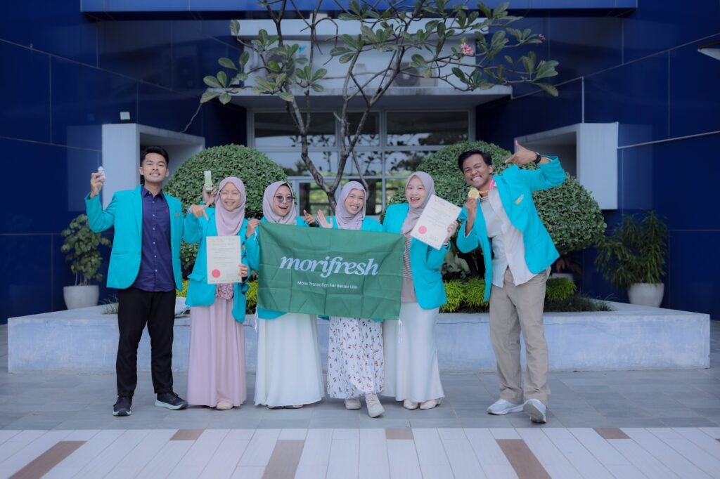 Tim mahasiswa lintas program studi UMS berhasil meraih Gold Award dalam kompetisi inovasi internasional di Malaysia melalui pengembangan MoriFresh (Moringa and Neem Nano Spray), inovasi nanospray berbahan ekstrak daun kelor dan daun mimba untuk membantu perawatan luka diabetes.