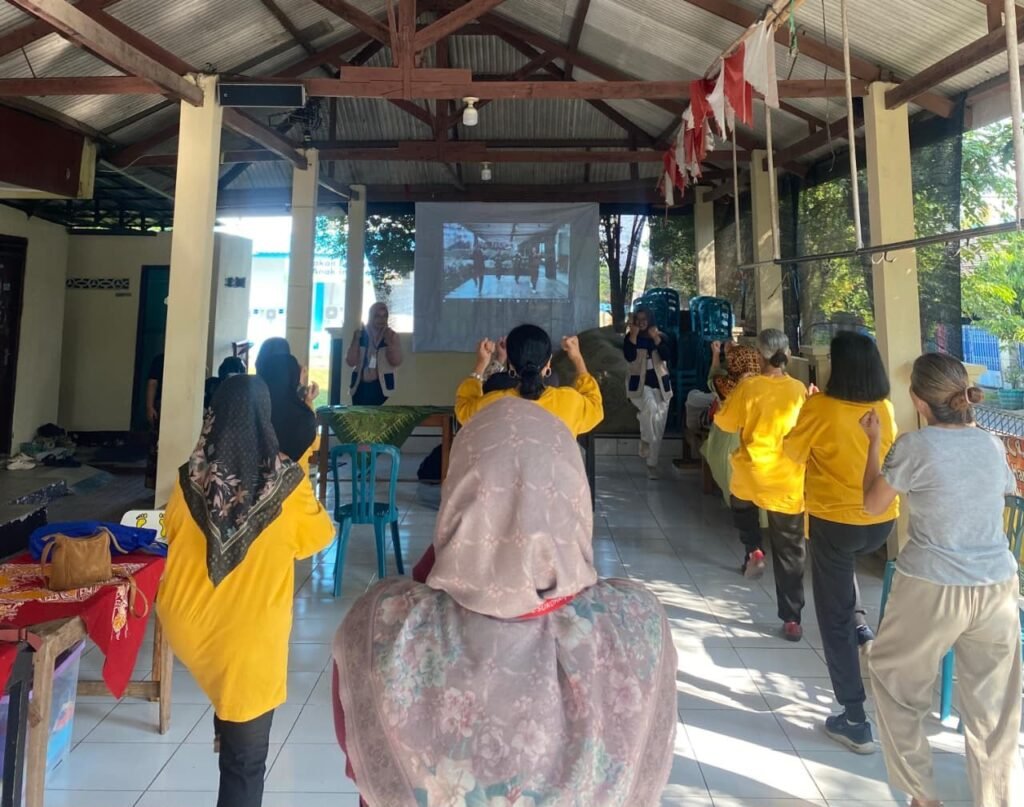Mahasiswa Kuliah Kerja Nyata (KKN) Tematik Fakultas Ilmu Kesehatan (FIK) Universitas Muhammadiyah Surakarta (UMS) Kelompok 49 menghadirkan program SMART DM (Senam, Monitoring GDS, Atur Diet, dan Penyuluhan Diabetes Melitus) sebagai upaya meningkatkan kesadaran masyarakat, khususnya lansia, terhadap pencegahan dan pengendalian Diabetes Melitus.