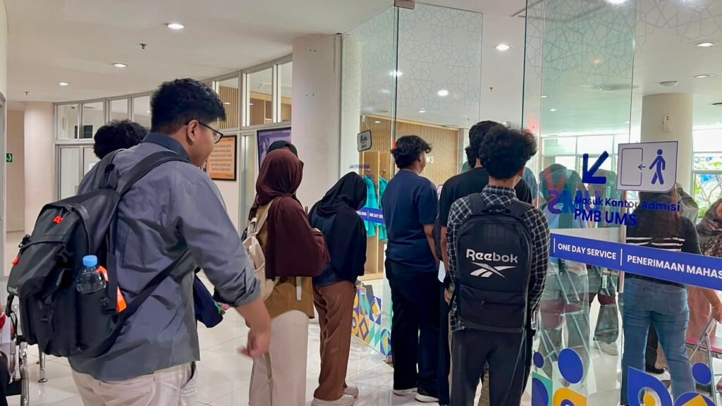 Minat masyarakat melanjutkan studi di Universitas Muhammadiyah Surakarta (UMS) terus meningkat. Hingga Senin (27/7/2026) pukul 14.00 WIB, jumlah pendaftar Penerimaan Mahasiswa Baru (PMB) Tahun Akademik 2026/2027 mencapai 26.457 orang atau lebih tinggi dibandingkan periode yang sama tahun lalu yang mencatat 26.295 pendaftar.