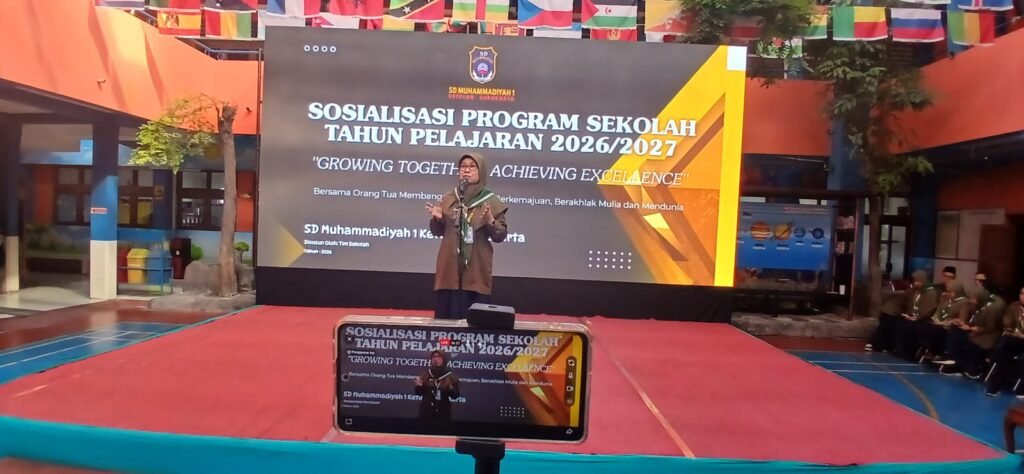 SD Muhammadiyah 1 Solo mengajak wali murid berperan aktif mendampingi pendidikan anak melalui sosialisasi program sekolah Tahun Ajaran 2026/2027 bertajuk Growing Together, Achieving Excellence: Bersama Orang Tua Membangun Generasi Berkemajuan, Berakhlak Mulia, dan Mendunia, Jumat (17/7/2026).