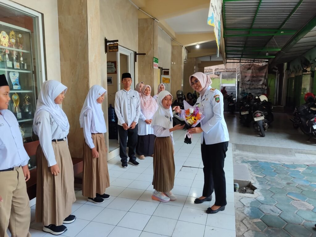 Masa Pengenalan Lingkungan Sekolah (MPLS) di SD Muhammadiyah 20 Sidorejo Solo berlangsung meriah dengan kehadiran Wakil Wali Kota (Wawali) Solo, Astrid Widayani. Dalam kunjungannya pada Rabu (15/7/2026), Astrid memberikan motivasi kepada para murid agar memiliki semangat belajar, berani bermimpi, dan tumbuh menjadi generasi berkarakter.