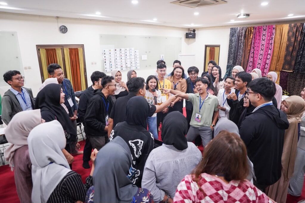 Abi Umaroh, mahasiswa Magister Ilmu Hukum (MIH) Fakultas Hukum dan Ilmu Politik (FHIP) UMS, terpilih sebagai peserta GerakDampak Academy 2026 yang diselenggarakan Indika Foundation setelah lolos dalam seleksi nasional yang diikuti lebih dari 1.080 pendaftar dari seluruh Indonesia.