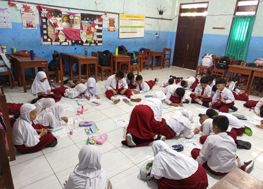 Siswa Baru SD Muhammadiyah 8 Jagalan Jalani MPLS dengan Lesehan Santai