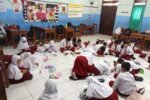 Siswa Baru SD Muhammadiyah 8 Jagalan Jalani MPLS dengan Lesehan Santai