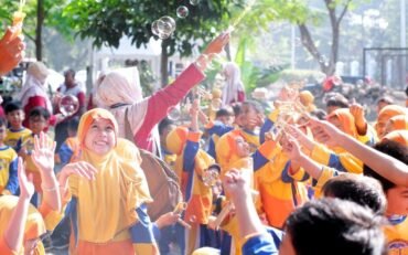 Murid SD Muhammadiyah PK Kottabarat Sedekah Pohon dan Lepas Burung Perkutut di Balaikambang