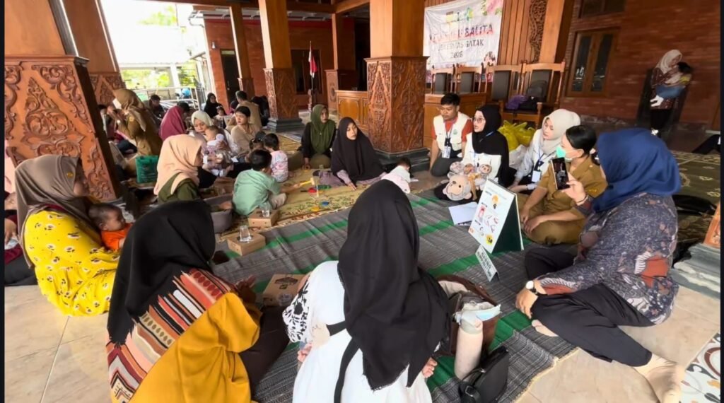 KKN UMS Edukasi Penanganan Anak Tersedak untuk Ibu Balita di Geneng
