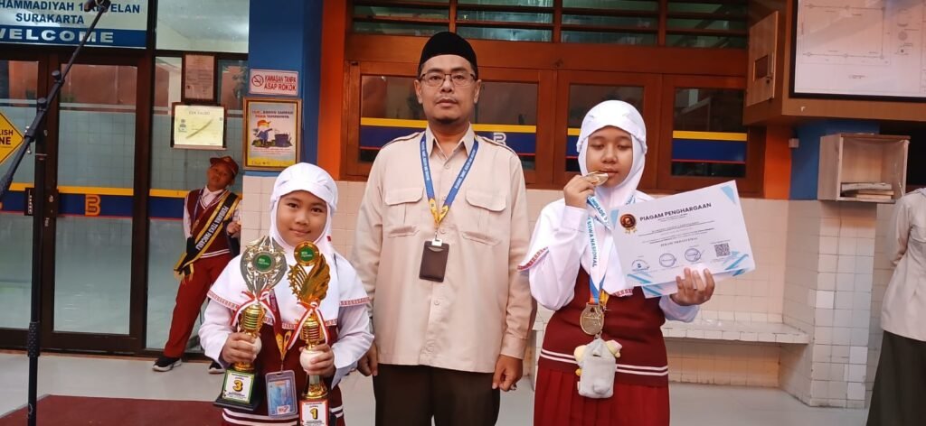 Awal Tahun Ajaran 2026/2027 menjadi momentum membanggakan bagi SD Muhammadiyah 1 Solo. Belasan murid sekolah yang berlokasi di Jalan Kartini No. 1 Ketelan itu sukses mengukir prestasi pada berbagai ajang olahraga dan akademik.
