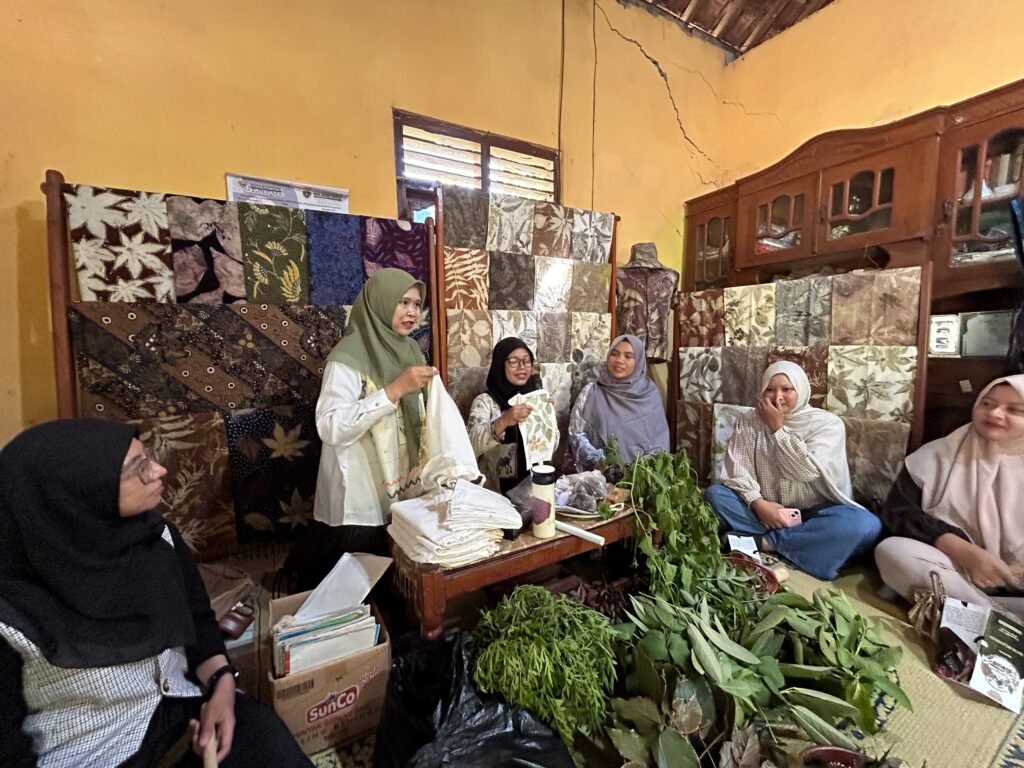 UMS Dampingi Desa Wisata Jarum Kembangkan Produk Ecoprint Berdaya Saing