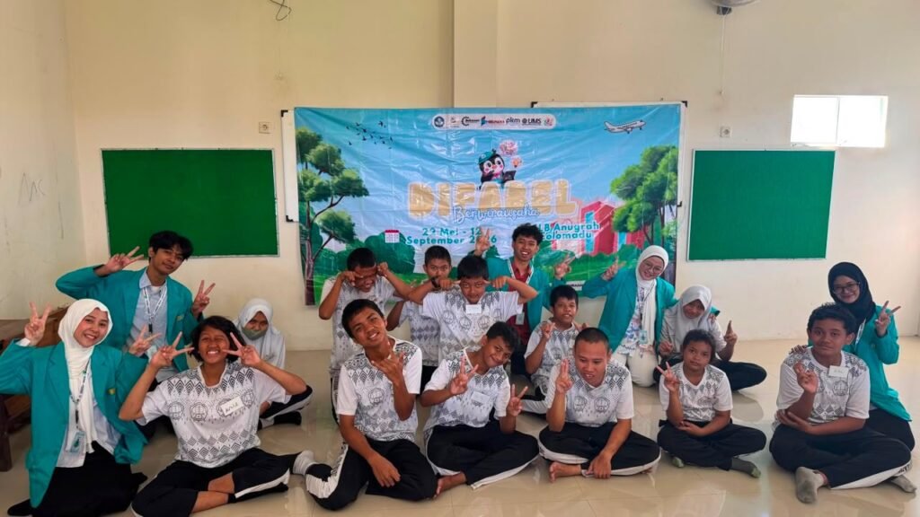 Universitas Muhammadiyah Surakarta (UMS) terus memperkuat pemberdayaan penyandang disabilitas melalui pengembangan keterampilan digital yang aplikatif. Komitmen tersebut diwujudkan Tim Program Kreativitas Mahasiswa Pengabdian kepada Masyarakat (PKM-PM) UMS dengan memberikan pelatihan fotografi produk kepada siswa SLB Anugerah Karanganyar sebagai bekal berwirausaha di era digital.