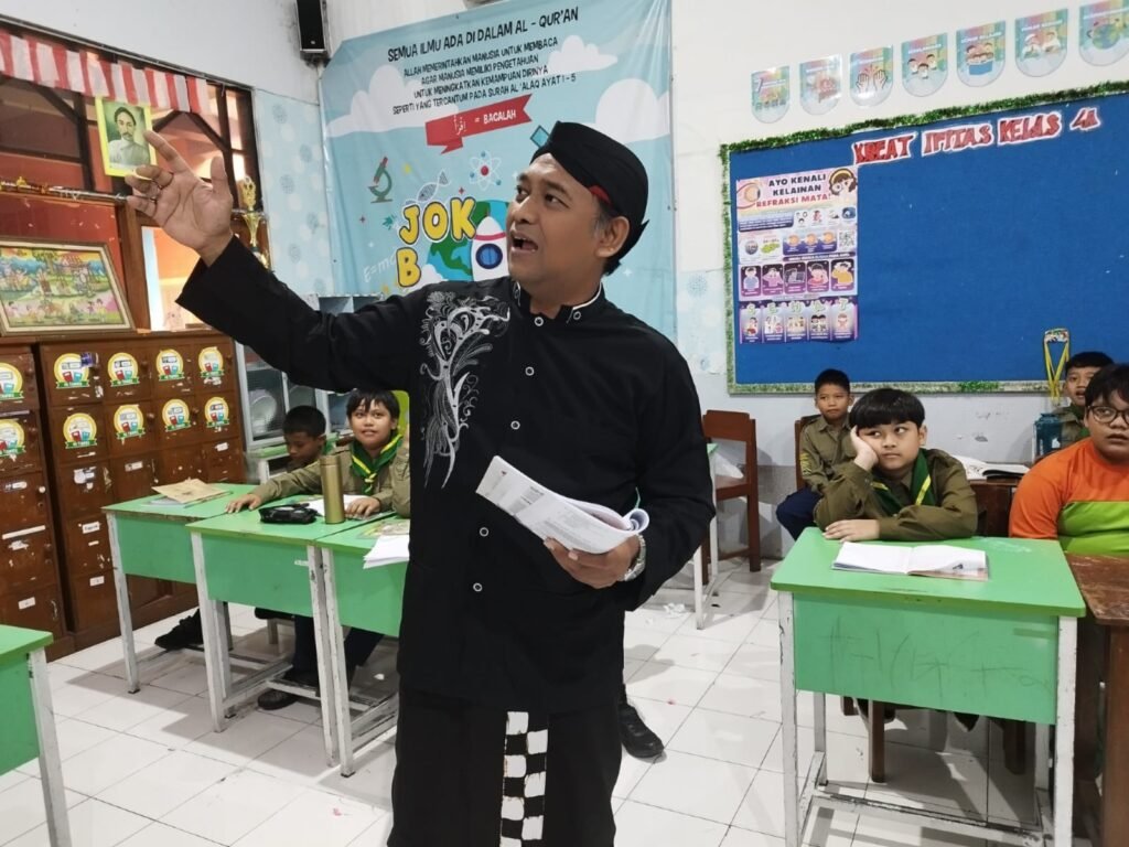 Guru SD Muhammadiyah 1 Solo Dorong Pembelajaran Sastra Jawa Lebih Kritis