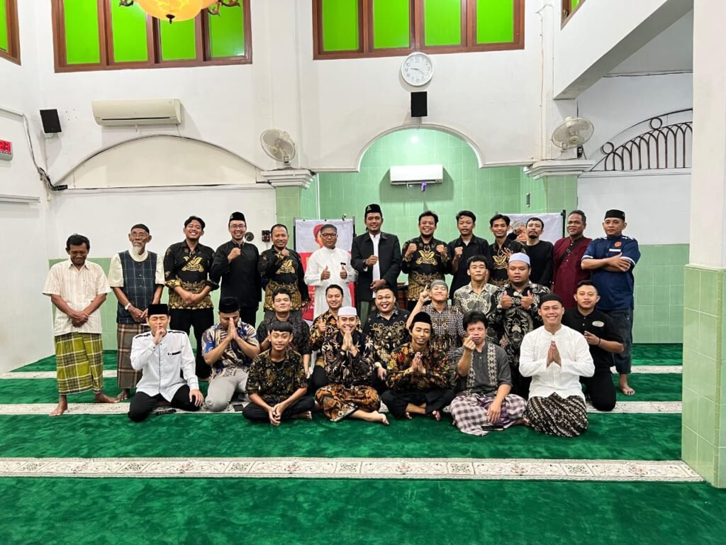 Pimpinan Cabang Pemuda Muhammadiyah (PCPM) Kota Bengawan kembali menguatkan dakwah kultural melalui program Kajian Nge-Teh (Ngaji Entheng Entuk Hikmah). Program yang digelar rutin hampir setiap bulan ini menjadi ikhtiar menghadirkan ruang pengajian yang santai, membumi, dan mudah diterima masyarakat hingga tingkat ranting.