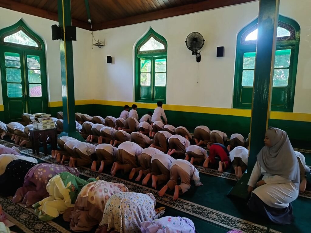 SD Muhammadiyah 1 Solo terus memperkuat budaya religius melalui pembiasaan ibadah yang dilaksanakan secara terstruktur setiap hari. Program tersebut menjadi bagian dari upaya membentuk karakter Islami sekaligus meningkatkan kompetensi keagamaan murid sejak dini.