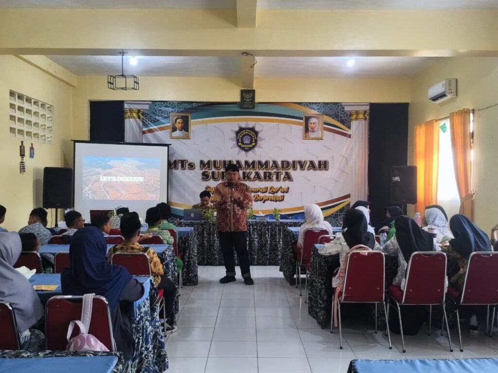 Hari ketiga Masa Ta'aruf Murid Madrasah (Matamuda) dan Forum Ta'aruf dan Orientasi Siswa (FORTASI) di MTs Muhammadiyah Solo berlangsung edukatif dengan menghadirkan materi tentang anti-perundungan, Kurikulum Berbasis Cinta (KBC), dan kepemimpinan, Rabu (15/7/2026).