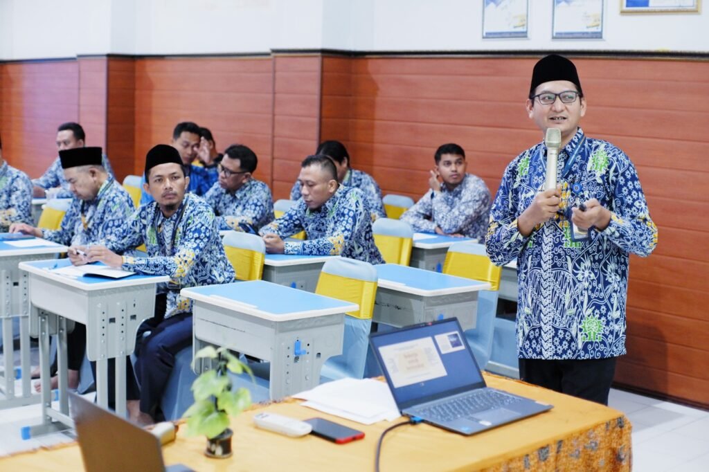 SD Muhammadiyah Program Khusus (PK) Kottabarat Solo mengawali Rapat Kerja Tahun Ajaran 2026/2027 dengan memperkenalkan arah baru pengembangan sekolah melalui program rebranding. Kegiatan yang berlangsung di Ruang Haji Isa, Kamis (9/7/2026), diikuti 50 guru dan tenaga kependidikan mengusung tema Menuju Sekolah Unggul Berkemajuan.