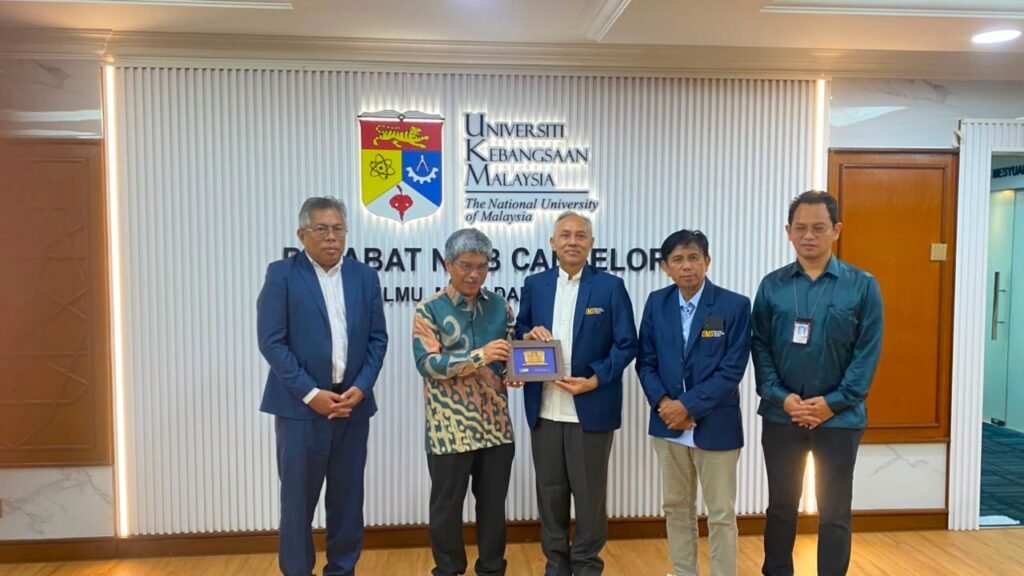 Universitas Muhammadiyah Surakarta (UMS) terus memperkuat daya saing global melalui pengembangan jejaring internasional. Salah satu upaya tersebut diwujudkan melalui kunjungan benchmarking Rektor UMS ke Universiti Kebangsaan Malaysia (UKM), Senin (6/7/2026), di Persada Canselori, Bangi, Malaysia.
