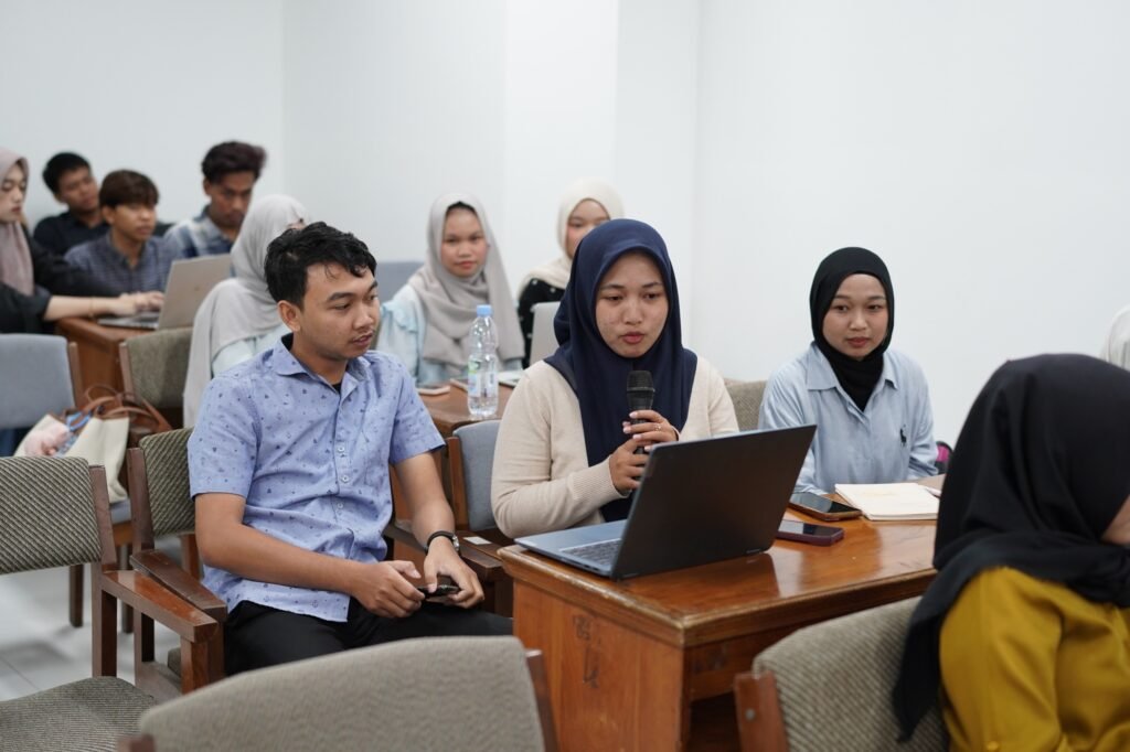 Badan Eksekutif Mahasiswa (BEM) Fakultas Ekonomi dan Bisnis (FEB) Universitas Muhammadiyah Surakarta (UMS) menggelar Workshop Program Kreativitas Mahasiswa (PKM) sebagai upaya menumbuhkan budaya berprestasi dan berkompetisi di kalangan mahasiswa.