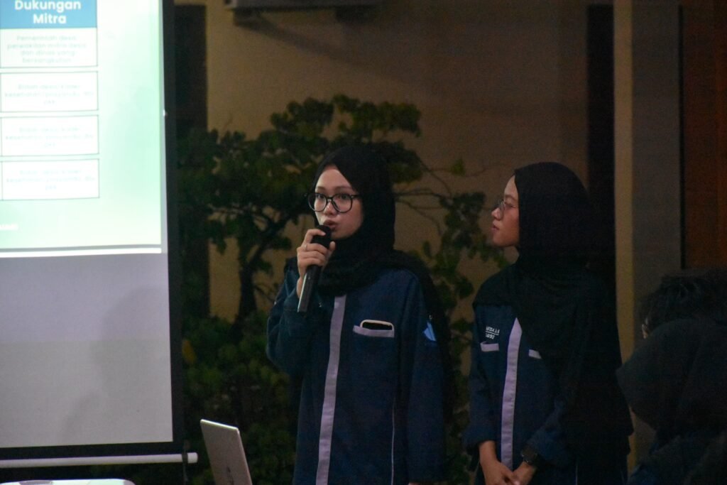 tim Program Penguatan Kapasitas Organisasi Kemahasiswaan (PPK Ormawa) Unit Kegiatan Mahasiswa (UKM) Pengembangan Prestasi dan Riset Mahasiswa (PRISMA) Universitas Muhammadiyah Surakarta (UMS) resmi meluncurkan program pengabdian masyarakat terintegrasi di Desa Blimbing, Kecamatan Gatak, Kabupaten Sukoharjo.