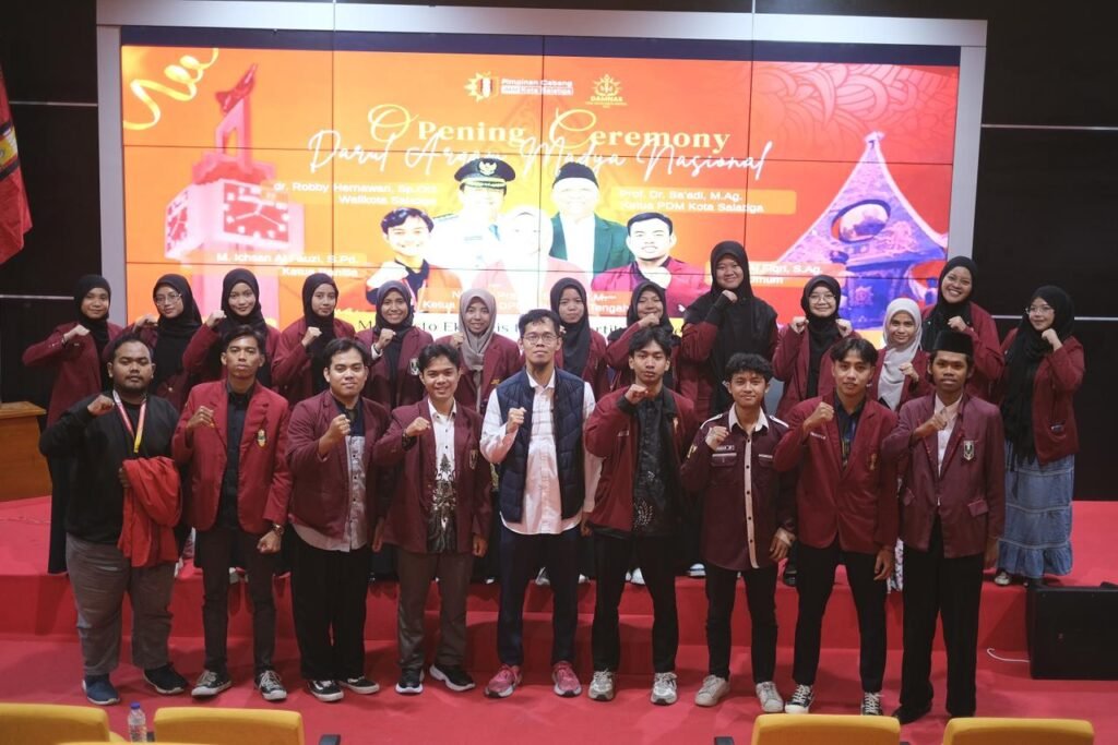 Koordinator SDGs Center Universitas Muhammadiyah Surakarta (UMS), Rama Rizana, saat menjadi narasumber dalam Studium Generale Darul Arqam Madya (DAM) Nasional PC IMM Kota Salatiga bertajuk Manifesto Ekologis IMM: Reartikulasi Peran Kader Madya sebagai Pemimpin Transformasi Ekologis di Ruang Mini Teater Bung Karno DPRD Kota Salatiga.