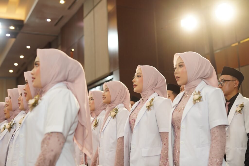 Fakultas Kedokteran (FK) Universitas Muhammadiyah Surakarta (UMS) kembali melantik dan mengambil sumpah 79 dokter baru Angkatan LIX Tahun 2026 dalam prosesi di Ballroom Hotel Alana, Colomadu, Karanganyar, Selasa (21/7/2026).