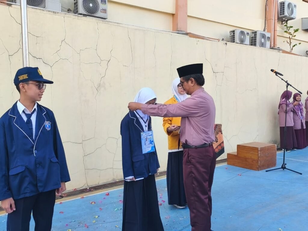 SMP Muhammadiyah Program Khusus (PK) Kottabarat Surakarta menggelar apel hari pertama masuk sekolah di lapangan basket sekolah, Senin (14/7/2026). Kegiatan ini diikuti 442 siswa kelas VII, VIII, dan IX sebagai penanda dimulainya Tahun Ajaran 2026/2027.