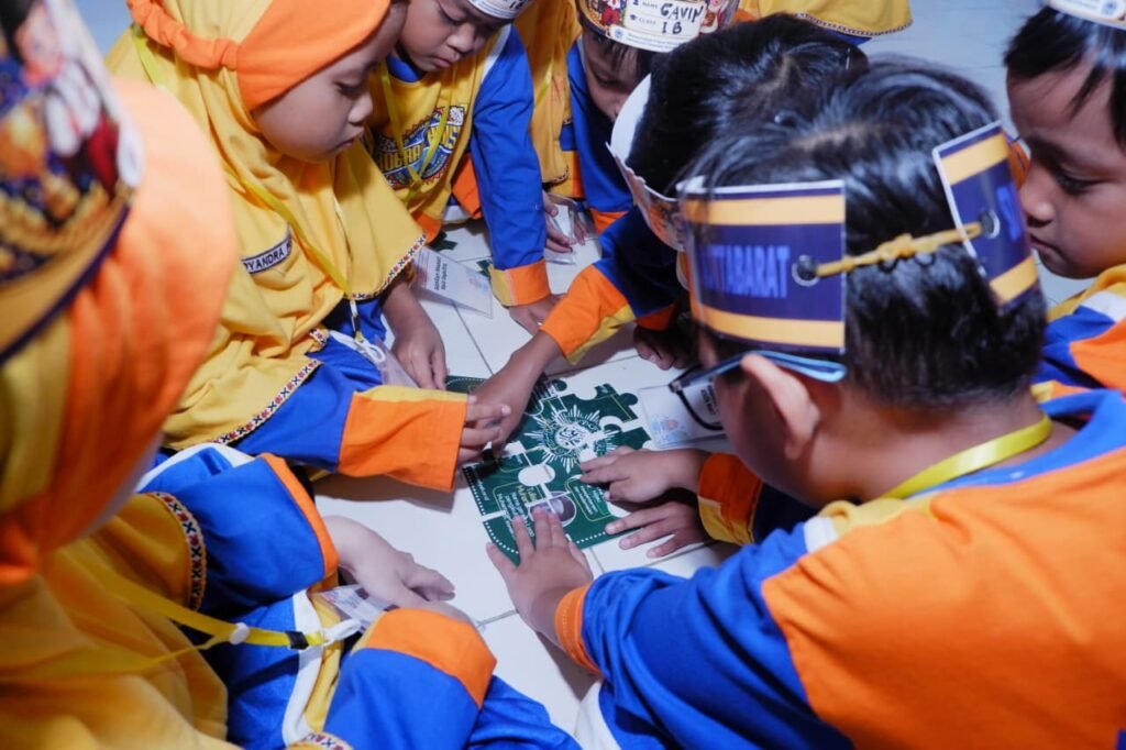 Suasana ceria dan penuh semangat mewarnai hari pertama Masa Pengenalan Lingkungan Sekolah (MPLS) Ramah murid kelas I SD Muhammadiyah Program Khusus (PK) Kottabarat Solo Tahun Ajaran 2026/2027, Senin (13/7/2026).