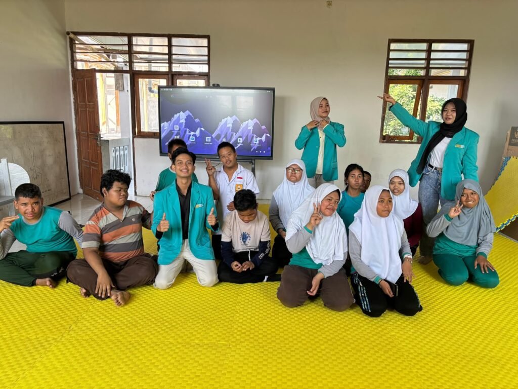 Mahasiswa Universitas Muhammadiyah Surakarta (UMS) menghadirkan inovasi Smart Body Care sebagai media edukasi proteksi diri bagi siswa tunagrahita melalui Program Kreativitas Mahasiswa Bidang Pengabdian kepada Masyarakat (PKM-PM) Artemis.