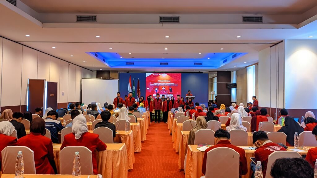Korps Mubaligh Mahasiswa Muhammadiyah (KM3) Dewan Pimpinan Daerah (DPD) Ikatan Mahasiswa Muhammadiyah (IMM) Jawa Tengah resmi melantik pengurus baru periode 2026–2028 di Hotel Laras Asri, Kota Salatiga, Sabtu (18/7/2026).