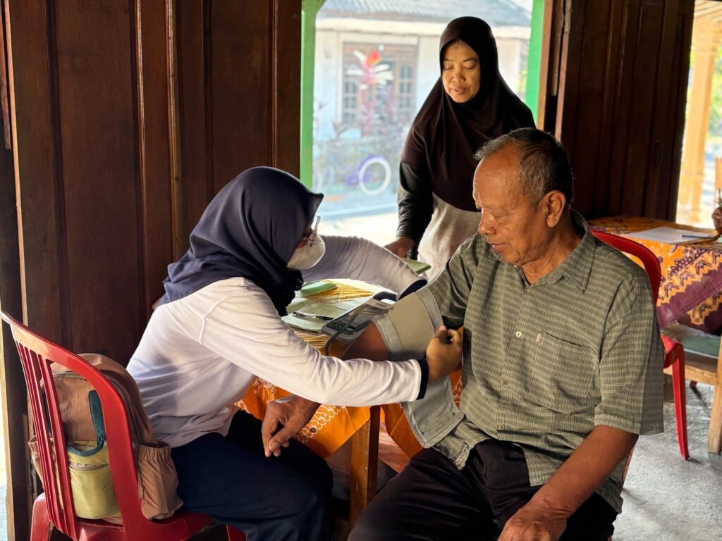 Mahasiswa Program Studi Pendidikan Profesi Fisioterapis Universitas Muhammadiyah Surakarta (UMS) angkatan 2026 menggelar kegiatan pengabdian kepada masyarakat melalui program promosi kesehatan bertajuk "Kenali dan Atasi Low Back Pain (LBP)" di Posbindu Lansia Mawar 5, Desa Nguter, Kecamatan Nguter, Kabupaten Sukoharjo, Sabtu (18/7/2026).