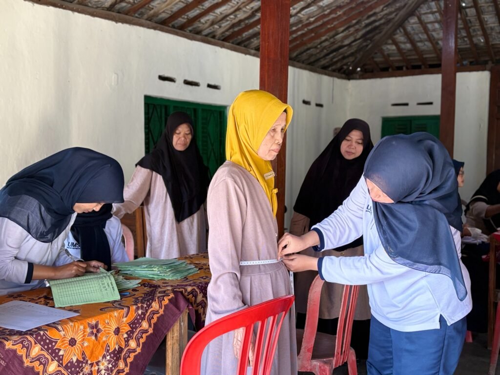Mahasiswa UMS Bekali Kader PKK dan Lansia Nguter Cegah Low Back Pain