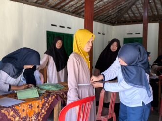 Mahasiswa UMS Bekali Kader PKK dan Lansia Nguter Cegah Low Back Pain