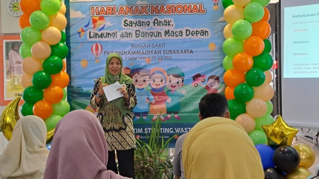 Memperingati Hari Anak Nasional 2026, RS PKU Muhammadiyah Surakarta melalui Tim Promosi Kesehatan Rumah Sakit (PKRS) dan Tim Stunting menggelar sharing session bertajuk "Di Balik Perilaku Anak, Ada Rasa yang Ingin Dipahami" di Ruang Tunggu Poliklinik Kebidanan dan Anak Gedung C RS PKU Muhammadiyah Surakarta, Sabtu (25/7/2026).