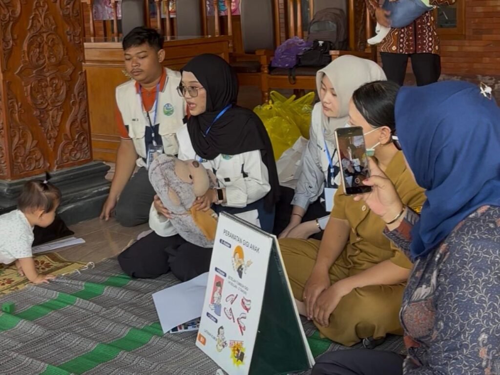 Mahasiswa Kuliah Kerja Nyata (KKN) Universitas Muhammadiyah Surakarta (UMS) Kelompok 32 menggelar demonstrasi pertolongan pertama pada anak tersedak bagi para ibu balita di Desa Geneng, Kecamatan Gatak, Kabupaten Sukoharjo, Senin (22/6/2026).