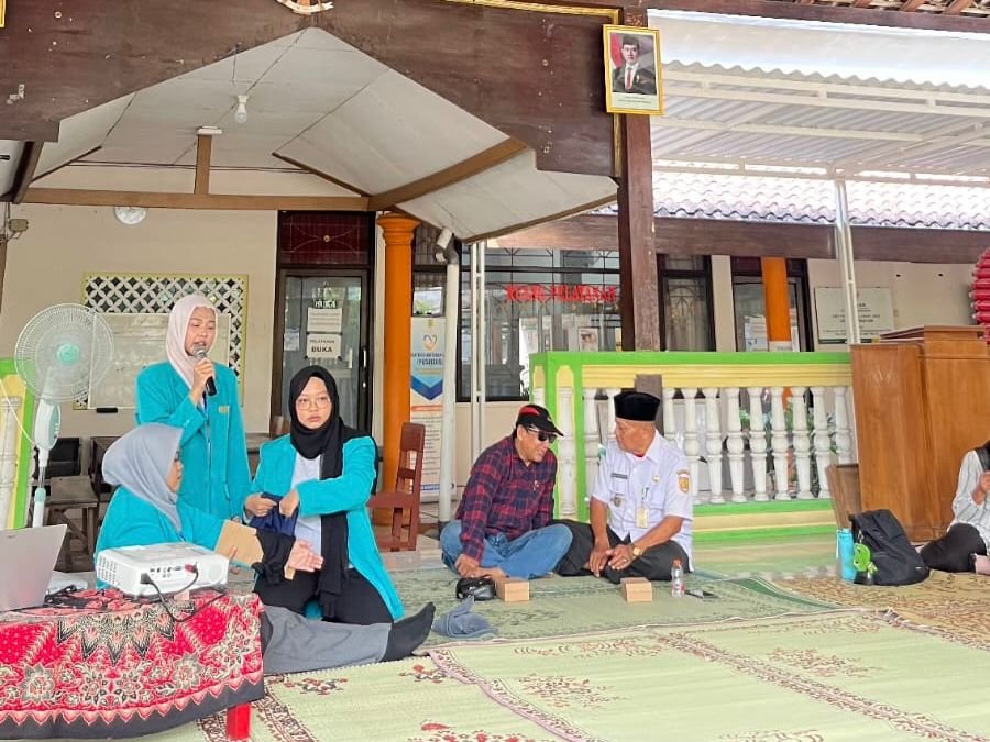 Mahasiswa Kuliah Kerja Nyata (KKN) Tematik Fakultas Ilmu Kesehatan (FIK) Universitas Muhammadiyah Surakarta (UMS) Kelompok 28 menggelar sosialisasi dan demonstrasi penanganan kegawatdaruratan pada kasus tersedak dan gigitan ular di Balai Desa Purbayan, Kecamatan Baki, Kabupaten Sukoharjo, Rabu (24/6/2026).