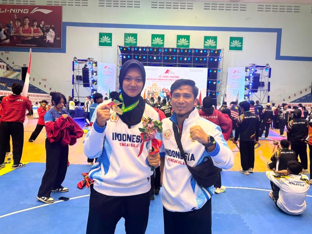 Mahasiswa Universitas Muhammadiyah Surakarta (UMS) kembali menorehkan prestasi di kancah internasional. Atlet Tapak Suci UMS, Kirana Tias Savira, berhasil mempersembahkan medali emas bagi Indonesia pada 10th Asian Pencak Silat Championship 2026 yang berlangsung di Dong Nai, Vietnam, pada 15–23 Juli 2026.
