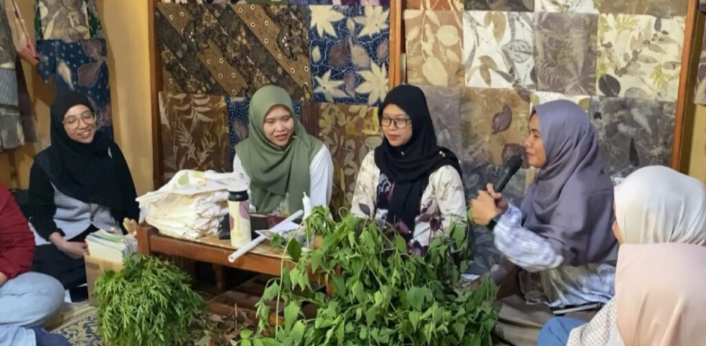Universitas Muhammadiyah Surakarta (UMS) terus mendorong pemberdayaan masyarakat melalui pengembangan ekonomi kreatif berbasis potensi lokal. Salah satunya diwujudkan lewat pelatihan kewirausahaan, penamaan produk, dan desain ecoprint bagi masyarakat Desa Wisata Jarum, Kabupaten Klaten.