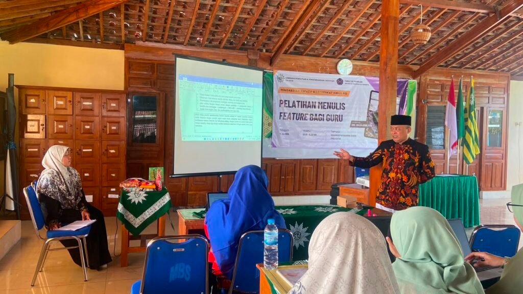 Perkuat Dakwah Persyarikatan, UMS Latih Guru AUM Gatak Menulis Feature