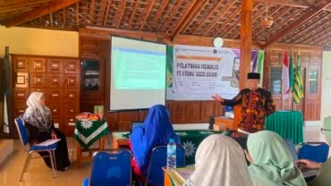 Perkuat Dakwah Persyarikatan, UMS Latih Guru AUM Gatak Menulis Feature