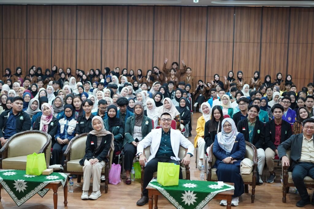 Universitas Muhammadiyah Surakarta (UMS) menguatkan komitmennya meningkatkan literasi kesehatan masyarakat melalui Seminar Nasional Gebyar Mahasiswa Farmasi 2026 bertema Empowering Health: From Pharmaceutical Innovation to Public Awareness.