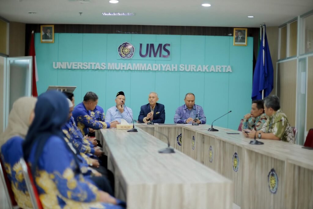 Universitas Muhammadiyah Surakarta (UMS) menyerahkan Surat Keputusan (SK) dan Surat Tugas kepada sejumlah pejabat struktural di lingkungan kampus dalam acara yang digelar di Ruang Sidang Rektorat, Gedung Induk Siti Walidah UMS, Senin (20/7/2026).