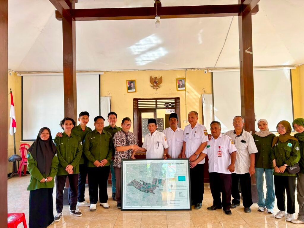 mahasiswa Program Studi Geografi Fakultas Geografi Universitas Muhammadiyah Surakarta (UMS) menyerahkan peta kepada Pemerintah Desa Waru, Kecamatan Baki, Kabupaten Sukoharjo melalui Program Seribu Peta Desa.