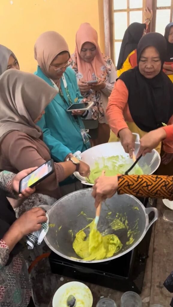 Tim Program Penguatan Kapasitas Organisasi Kemahasiswaan (PPK Ormawa) Ikatan Mahasiswa Muhammadiyah (IMM) Fakultas Ilmu Kesehatan (FIK) Universitas Muhammadiyah Surakarta (UMS) melatih masyarakat Desa Musuk, Kabupaten Boyolali, mengolah buah dan daun alpukat menjadi produk bernilai ekonomi berupa selai alpukat dan teh daun alpukat.
