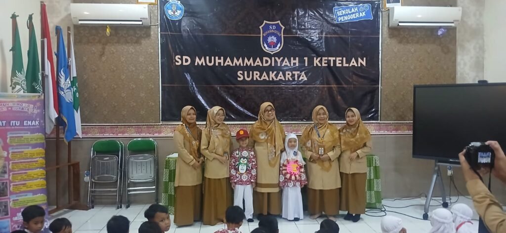SD Muhammadiyah 1 Solo menegaskan komitmennya menghadirkan Masa Pengenalan Lingkungan Sekolah (MPLS) yang ramah anak, aman, dan bebas dari perundungan pada Tahun Ajaran 2026/2027. Kegiatan yang berlangsung pada 14–16 Juli 2026 itu dirancang untuk membantu murid baru beradaptasi dengan lingkungan sekolah melalui pendekatan yang edukatif dan menyenangkan.