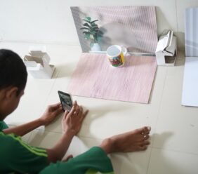 PKM-PM UMS Dorong Kemandirian Siswa Difabel melalui Pelatihan Fotografi Produk