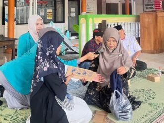 KKN FIK UMS Bekali Warga Purbayan Penanganan Tersedak dan Gigitan Ular