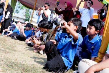 Murid SD Muhammadiyah PK Kottabarat Praktik Fotografi di Hari Anak Nasional