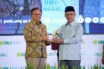 Ketua Umum PP Muhammadiyah, Haedar Nashir, Terima Sertifikat Wartawan Utama Khusus dari Dewan Pers