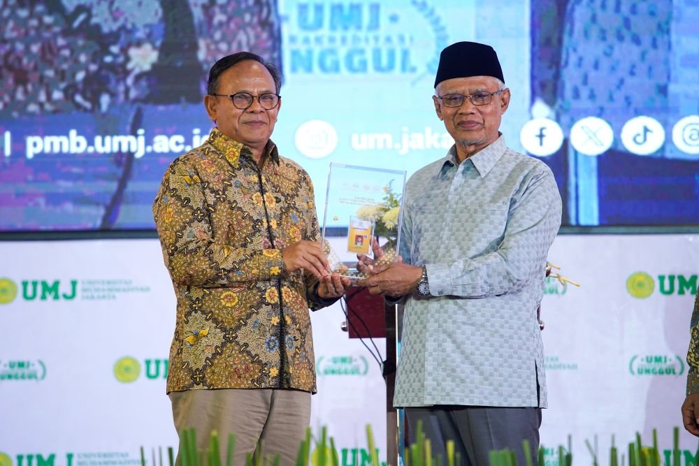 Ketua Umum PP Muhammadiyah, Haedar Nashir, Terima Sertifikat Wartawan Utama Khusus dari Dewan Pers
