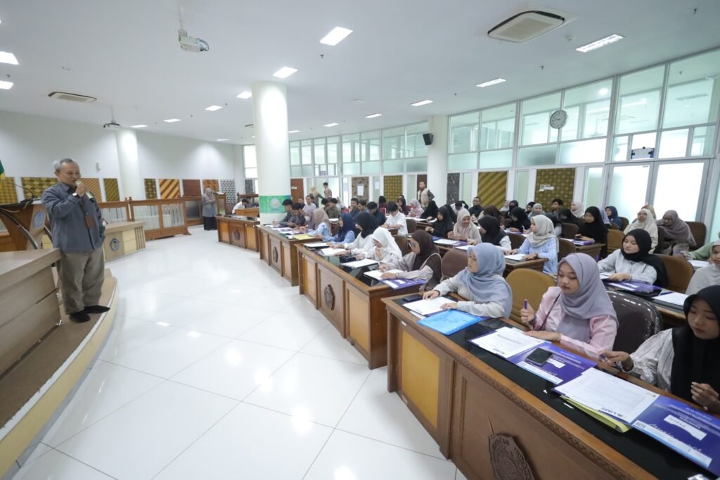 Sebanyak 118 mahasiswa baru Universitas Muhammadiyah Surakarta (UMS) penerima beasiswa mengikuti penandatanganan Memorandum of Understanding (MoU) beasiswa di Ruang Seminar Lantai 7, Gedung Induk Siti Walidah UMS, Kamis (13/8/2026).