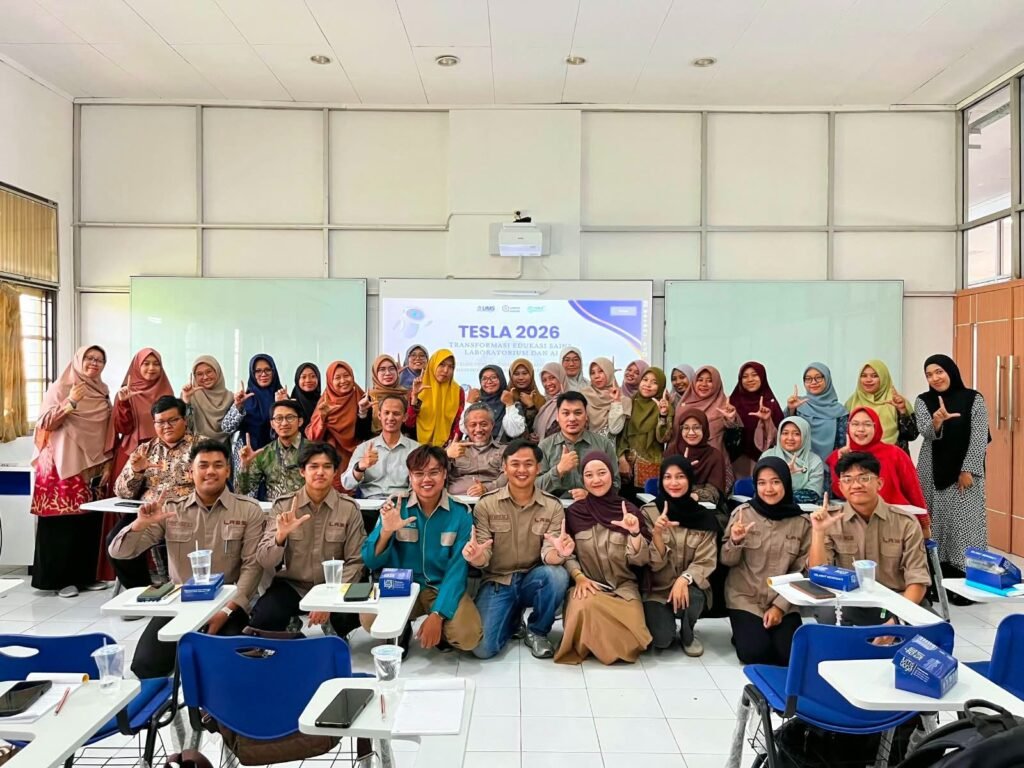 Universitas Muhammadiyah Surakarta (UMS) melalui Laboratorium dan Pusat Pengembangan Ilmu Teknik Dasar (LPPITD) Fakultas Teknik menggelar TESLA 2026 (Transformasi Edukasi Sains, Laboratorium, dan AI). Kegiatan perdana tersebut diikuti 28 guru IPA SMP dan Fisika SMA dari berbagai sekolah di wilayah Solo Raya.